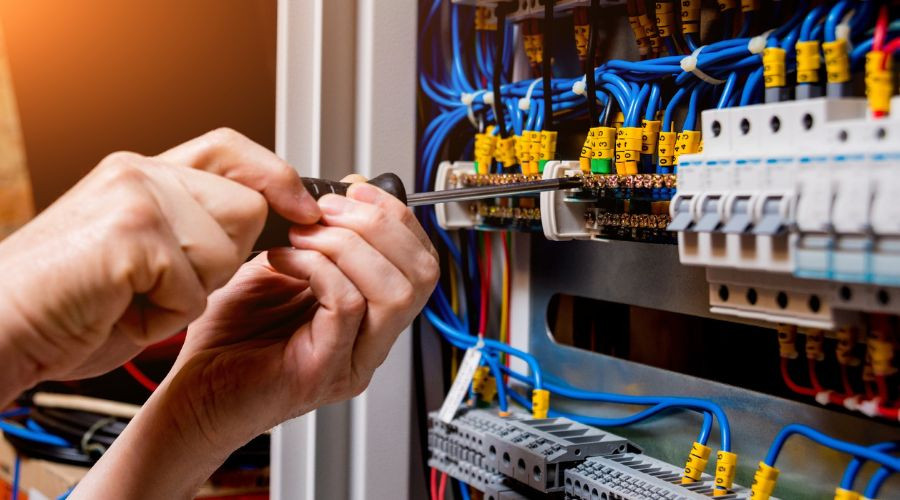 Top Tips for Choosing a Residential Electrician Roswell for Your Home Needs